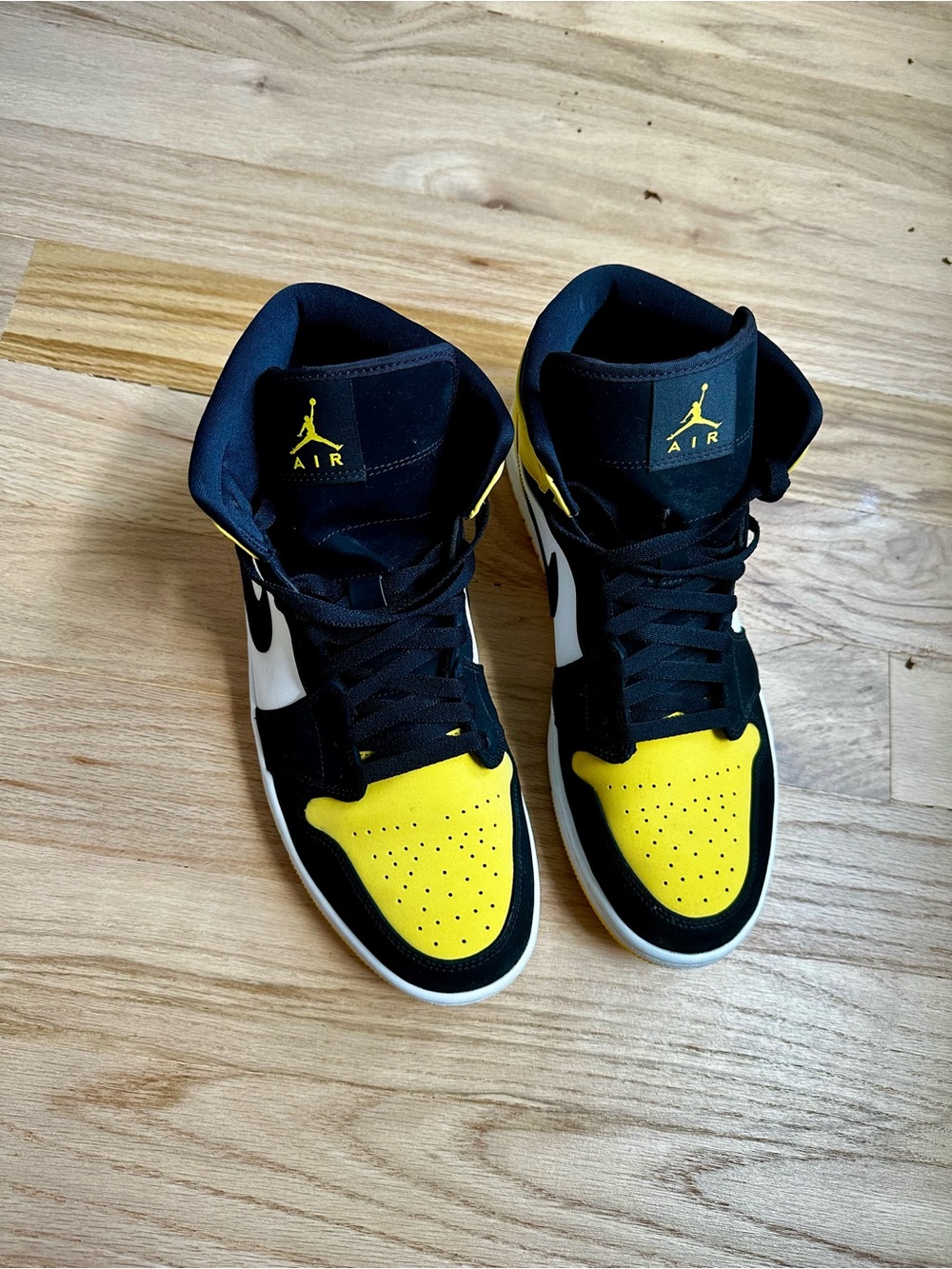 Air Jordan 1 Mid SE "Yellow Toe"